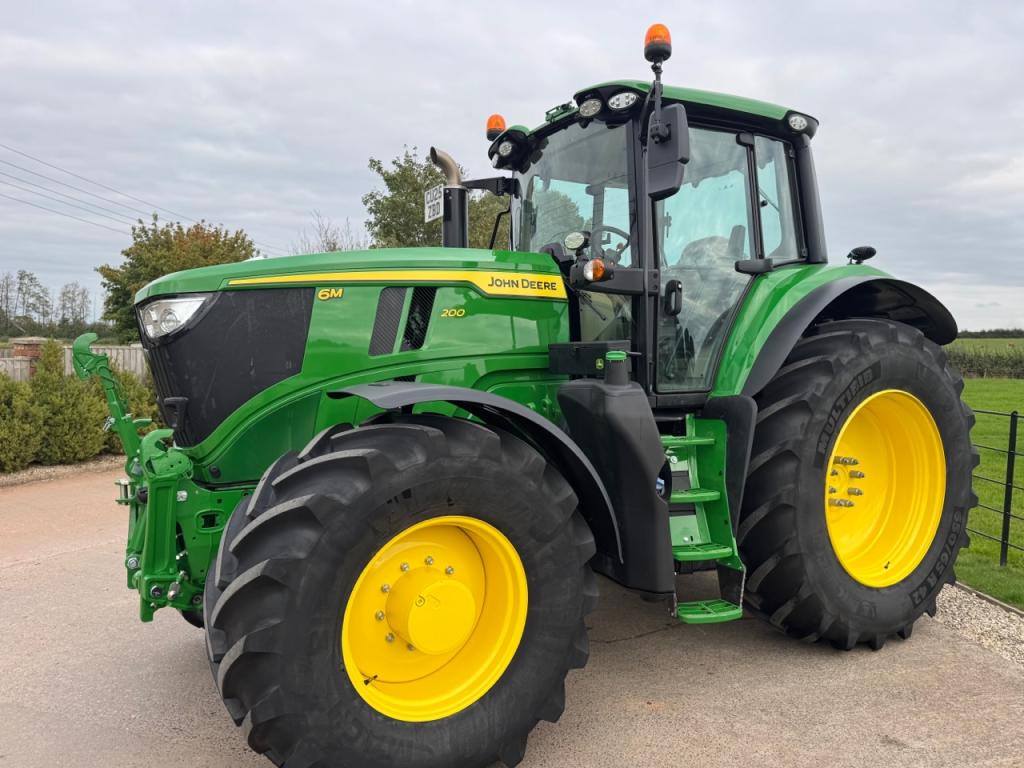 John Deere 6M 200
