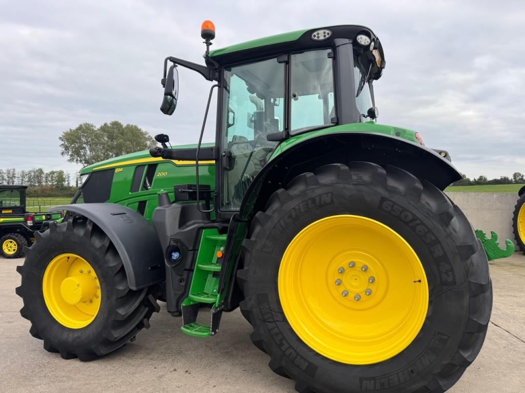 John Deere 6M 200