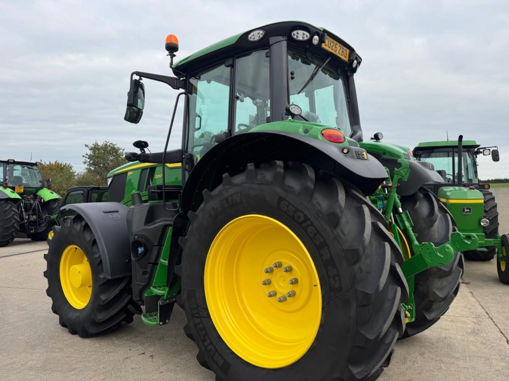 John Deere 6M 200