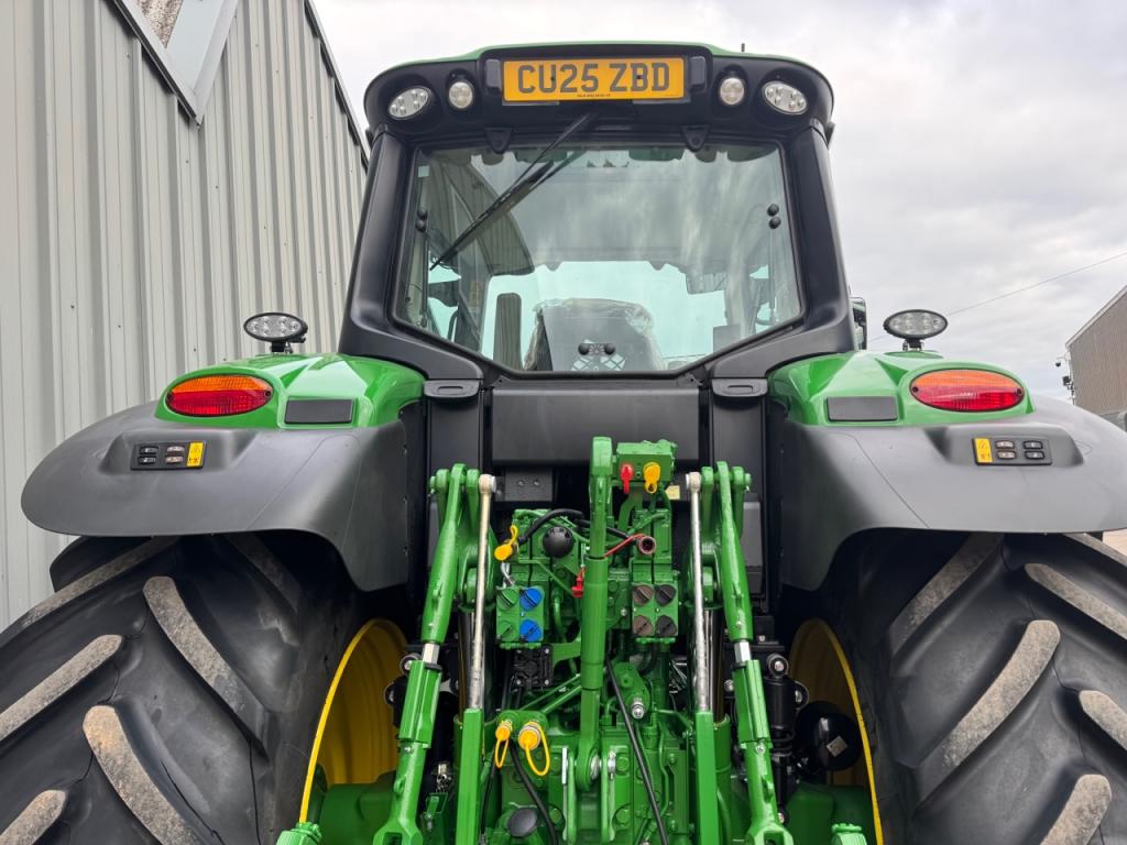 John Deere 6M 200