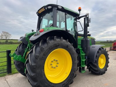 John Deere 6M 200
