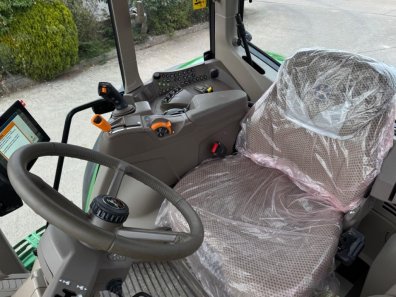 John Deere 6M 200