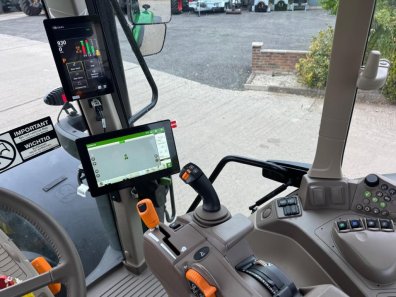 John Deere 6M 200