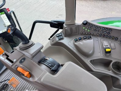 John Deere 6M 200