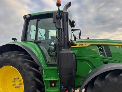 John Deere 6M 200