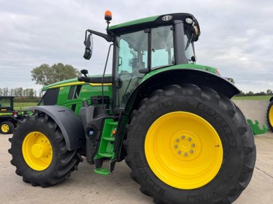 John Deere 6M 200