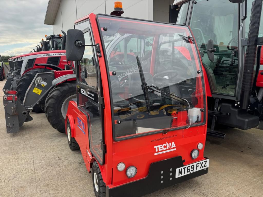 Tecna VTA425 electric aircraft tug