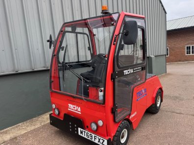 Tecna VTA425 electric aircraft tug