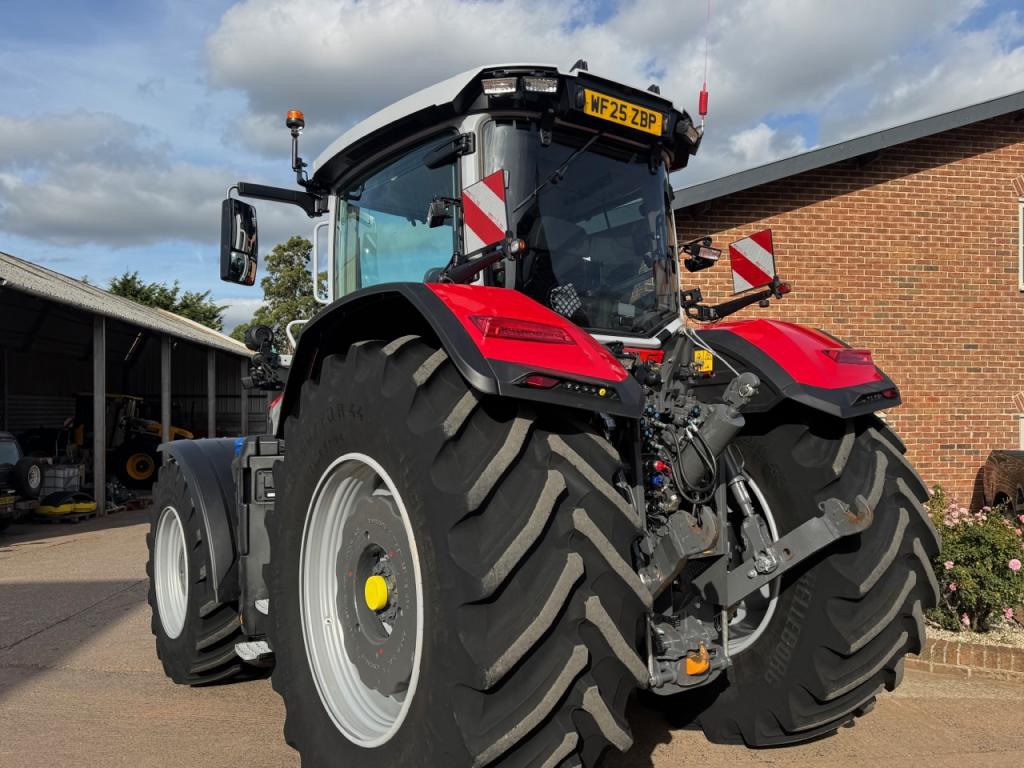 Massey Ferguson 9S.425