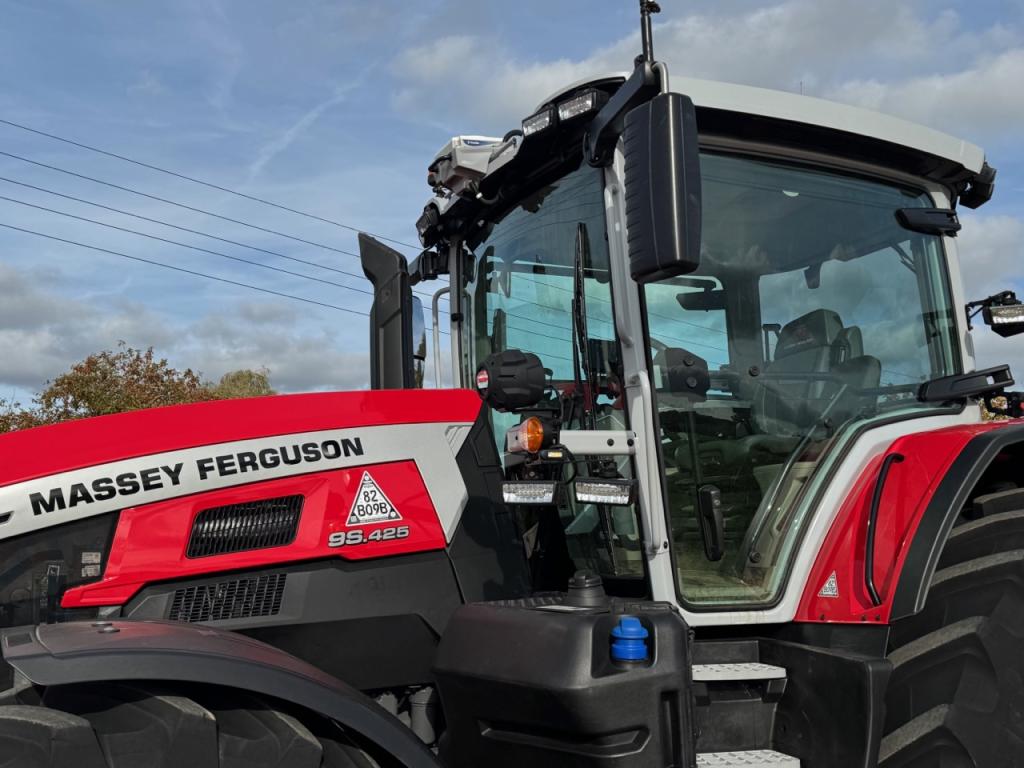 Massey Ferguson 9S.425