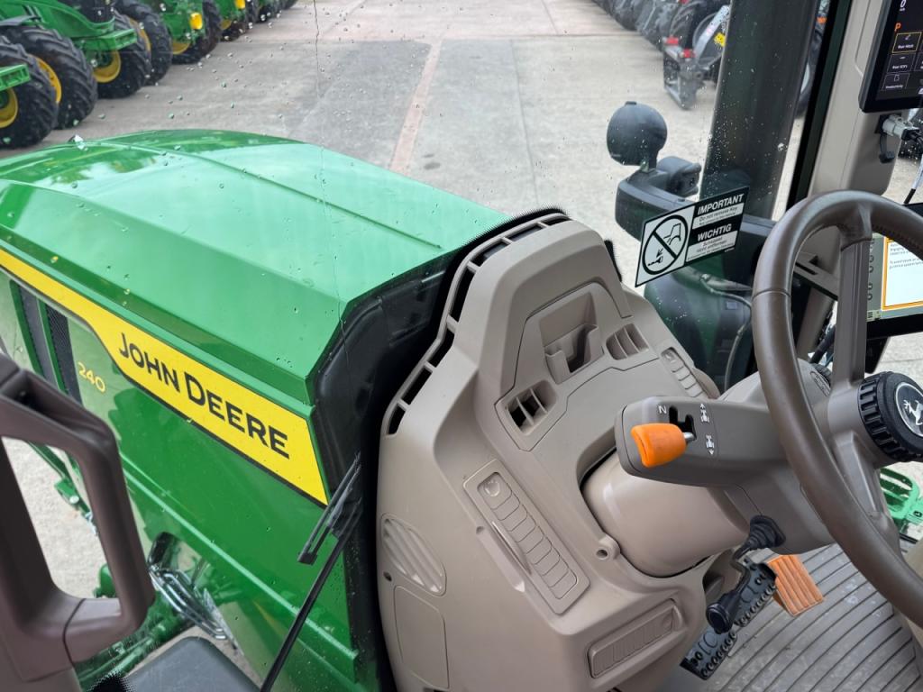 John Deere 6M 240