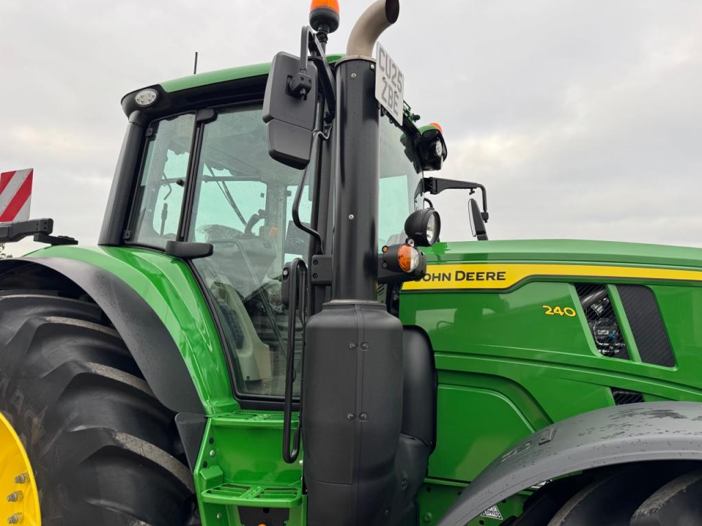John Deere 6M 240