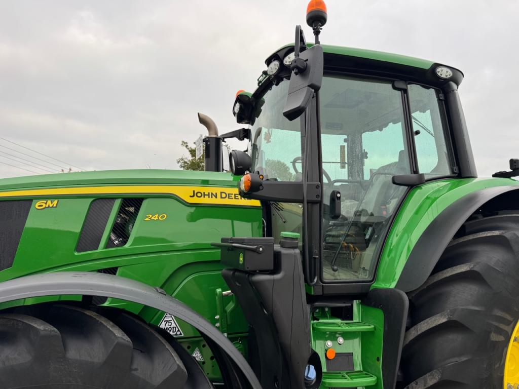 John Deere 6M 240