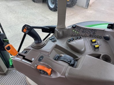 John Deere 6M 240