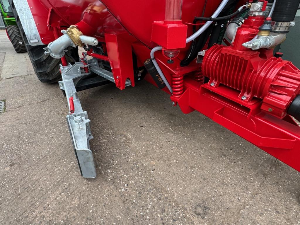 Redrock 3000 Gallon Scraper tanker