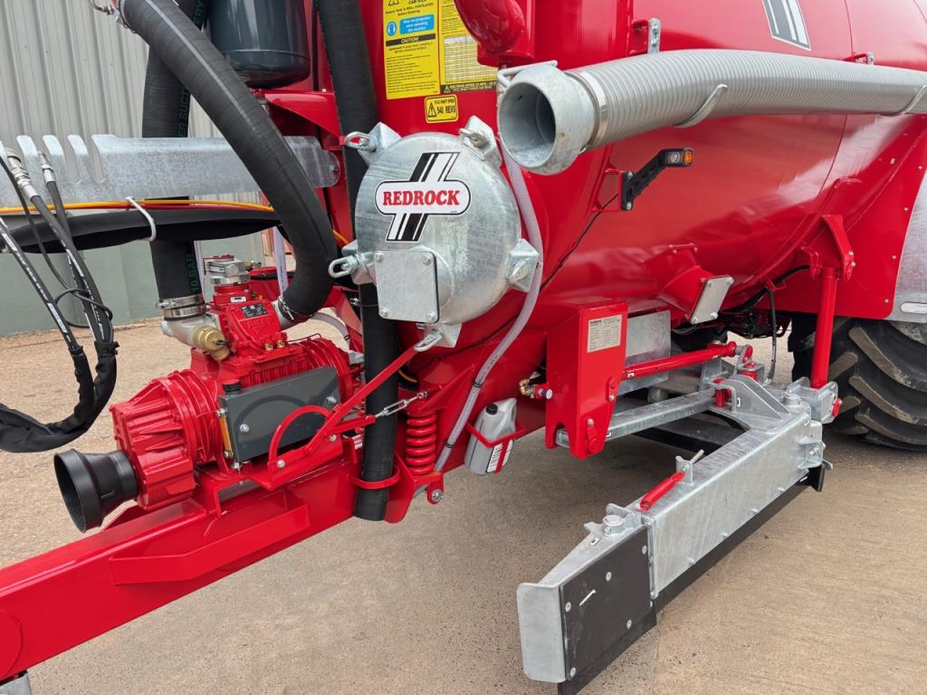 Redrock 3000 Gallon Scraper tanker
