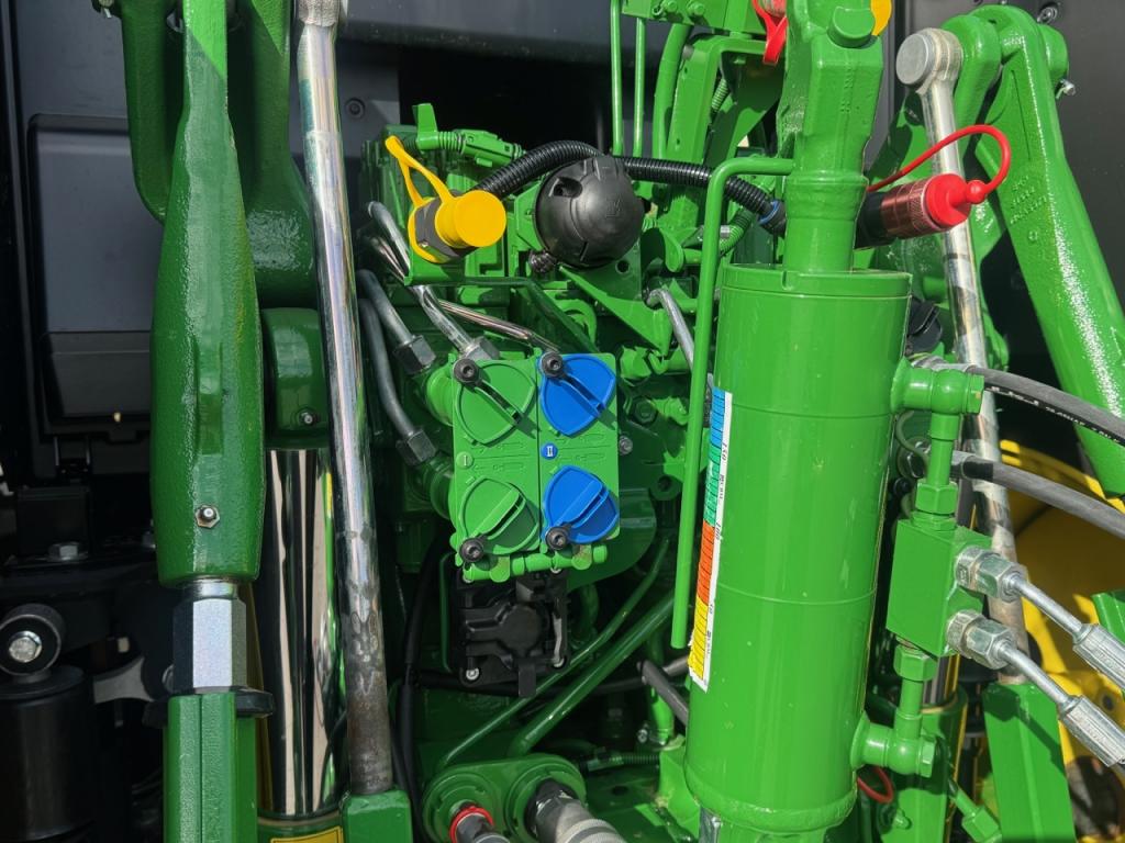 John Deere 6M 240