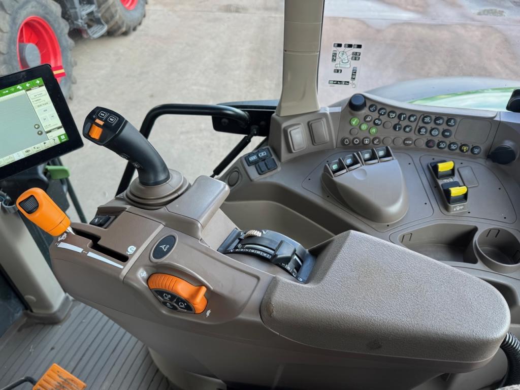 John Deere 6M 240