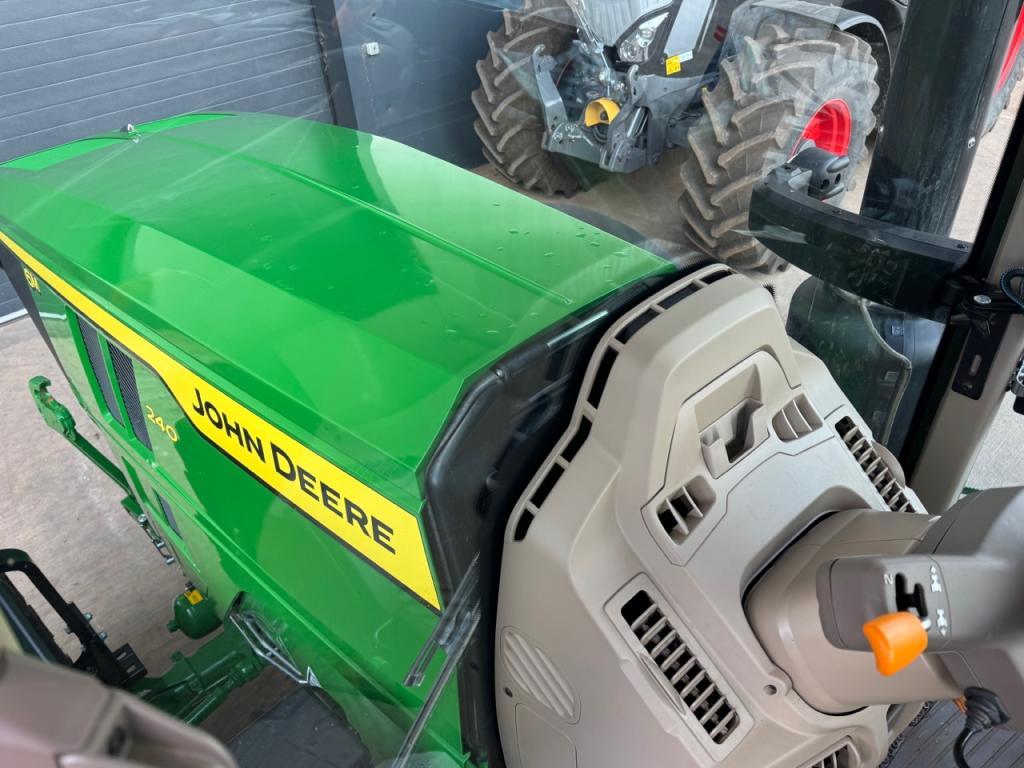 John Deere 6M 240