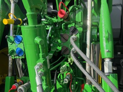 John Deere 6M 240