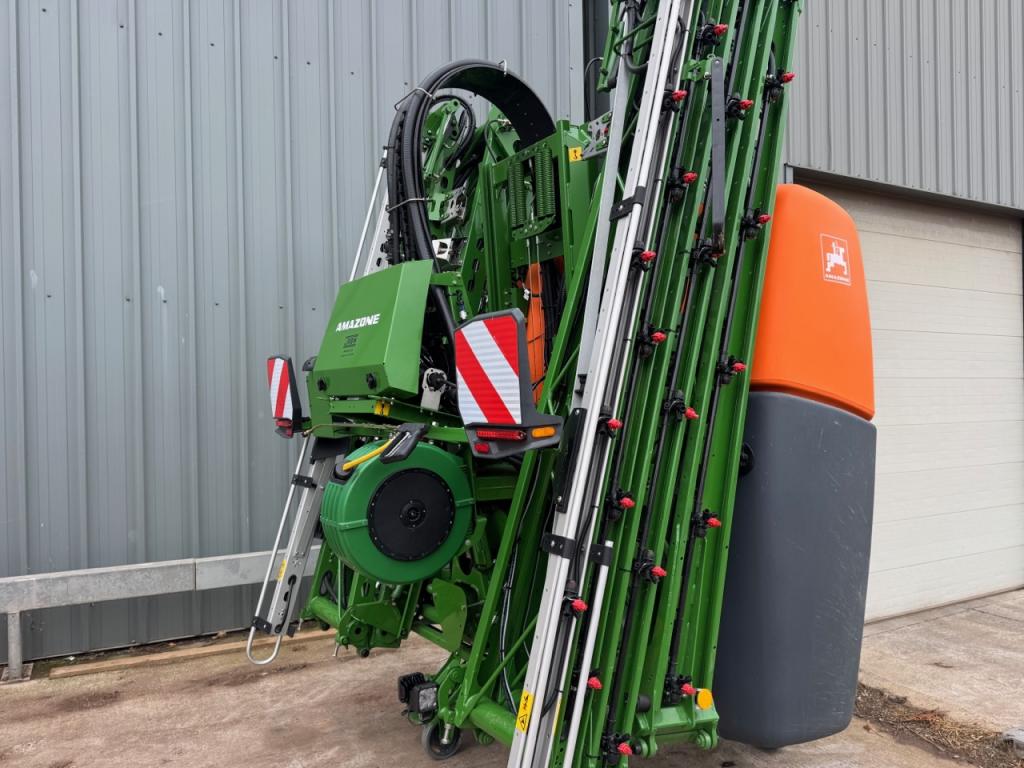 Amazone UF1602 mounted sprayer and FT1502 front tank