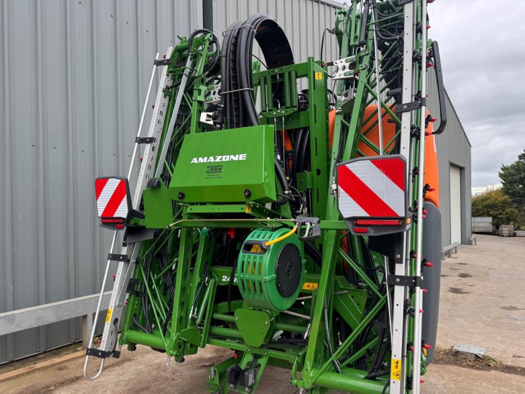Amazone UF1602 mounted sprayer and FT1502 front tank