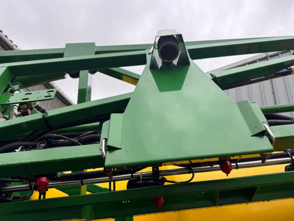 John Deere R740i sprayer