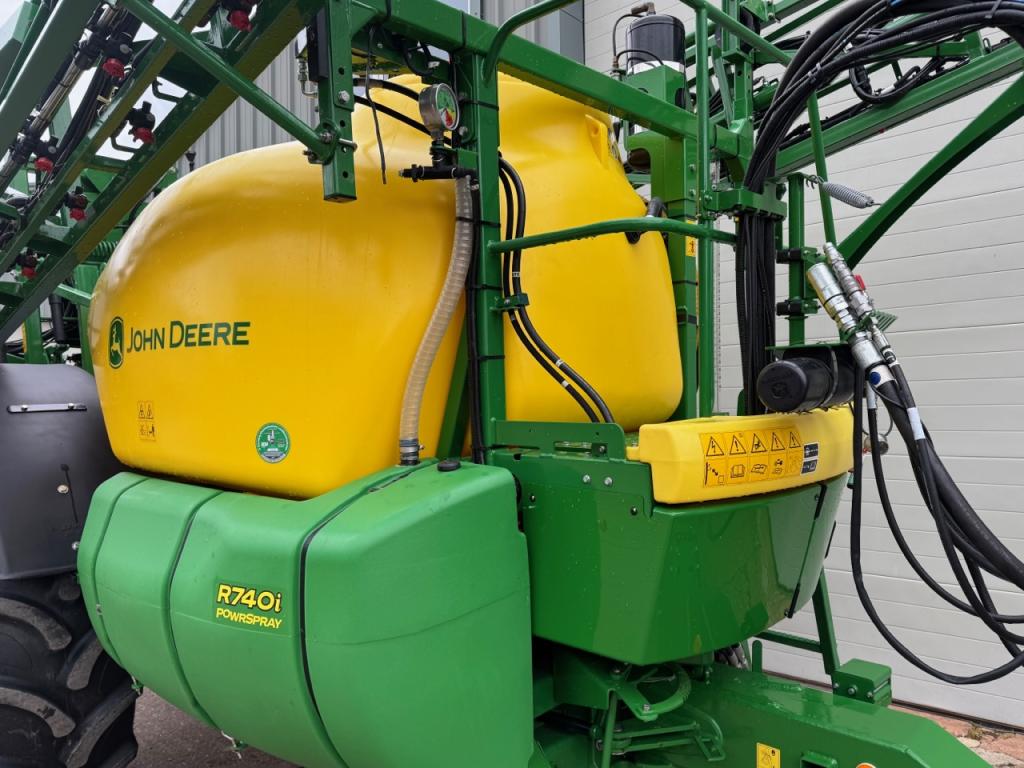 John Deere R740i sprayer