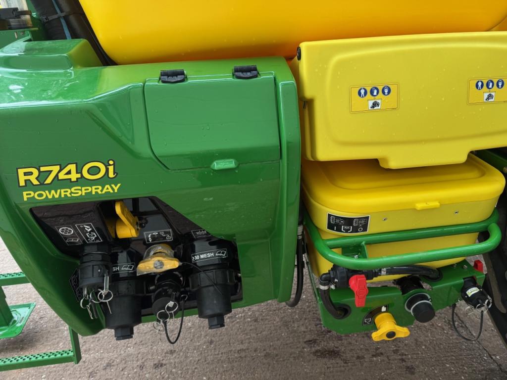 John Deere R740i sprayer