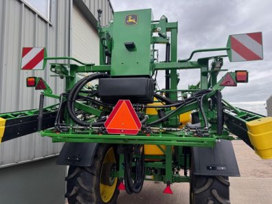 John Deere R740i sprayer