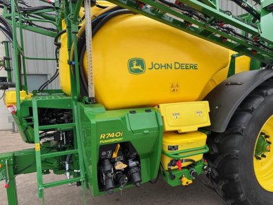 John Deere R740i sprayer