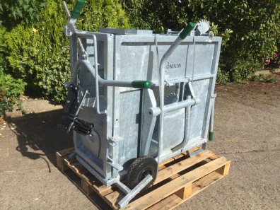 Condon Engineering deluxe dehorning crate