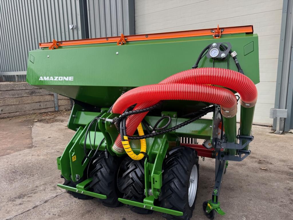 Amazone Avant 6002-2 power harrow drill with FTender 2200 front hopper