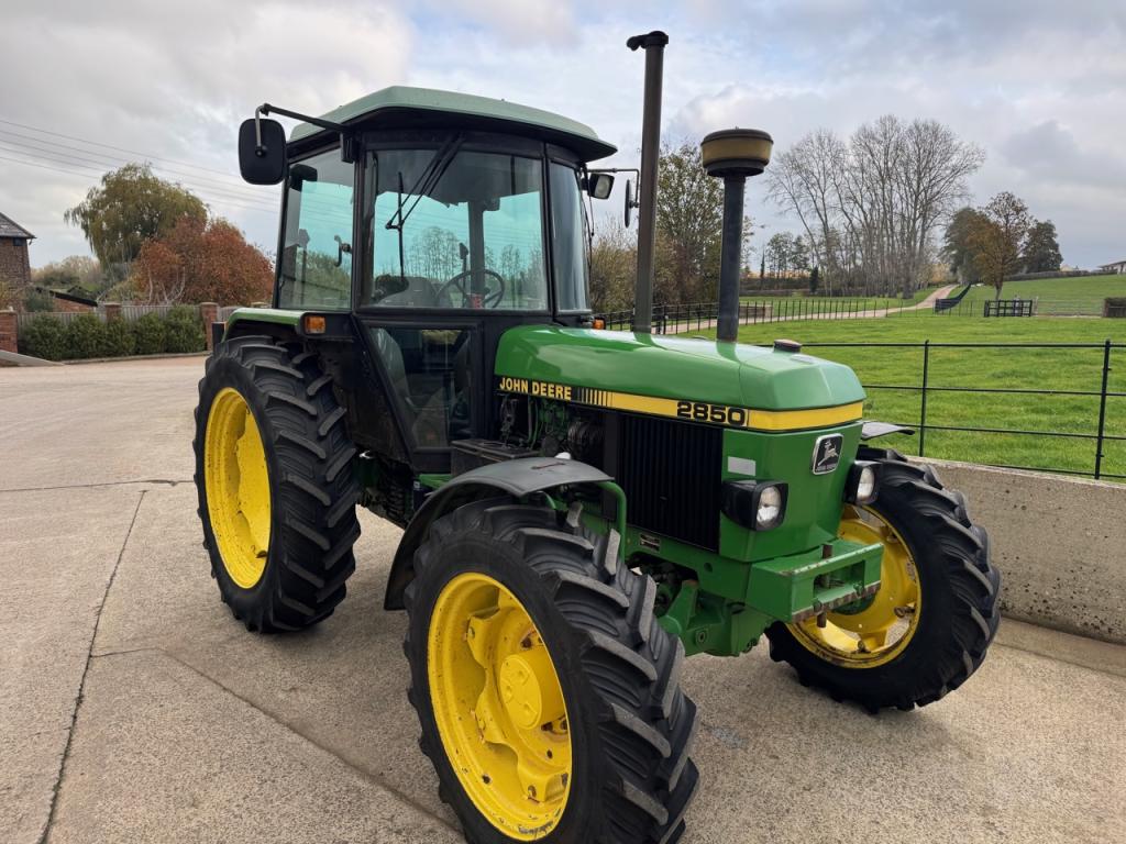 John Deere 2850