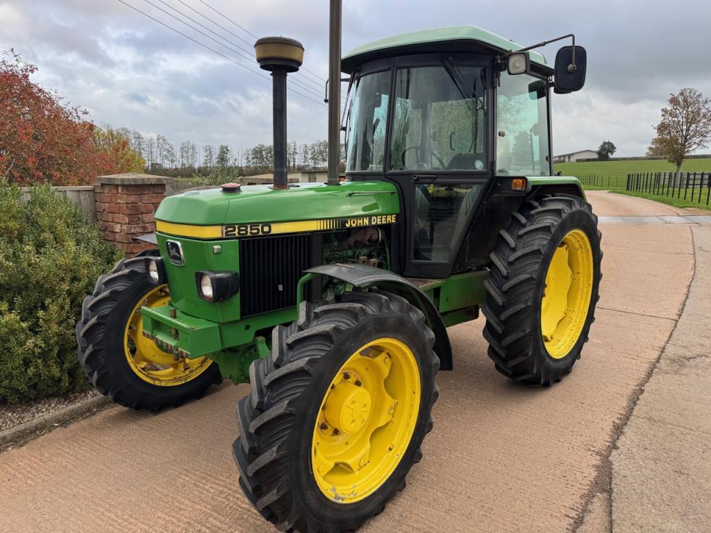John Deere 2850