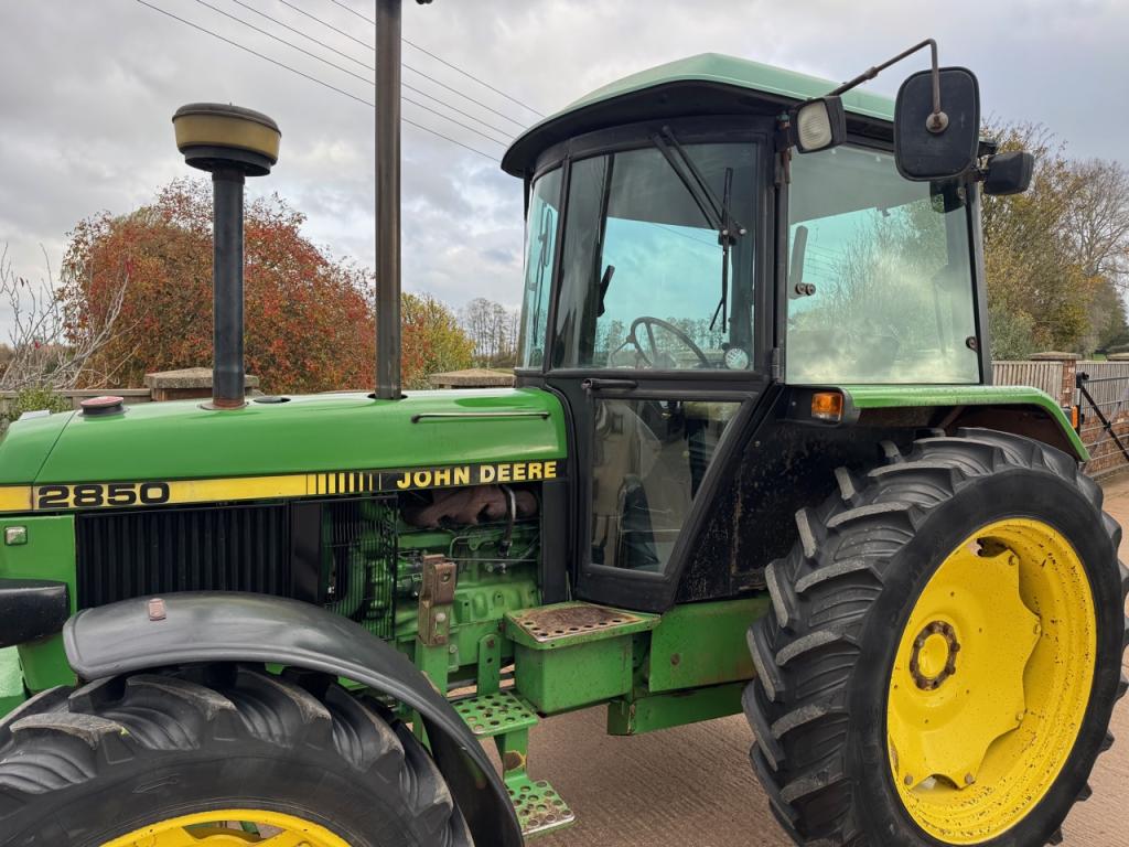 John Deere 2850