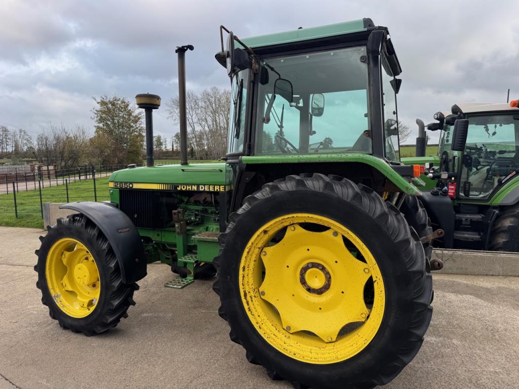 John Deere 2850
