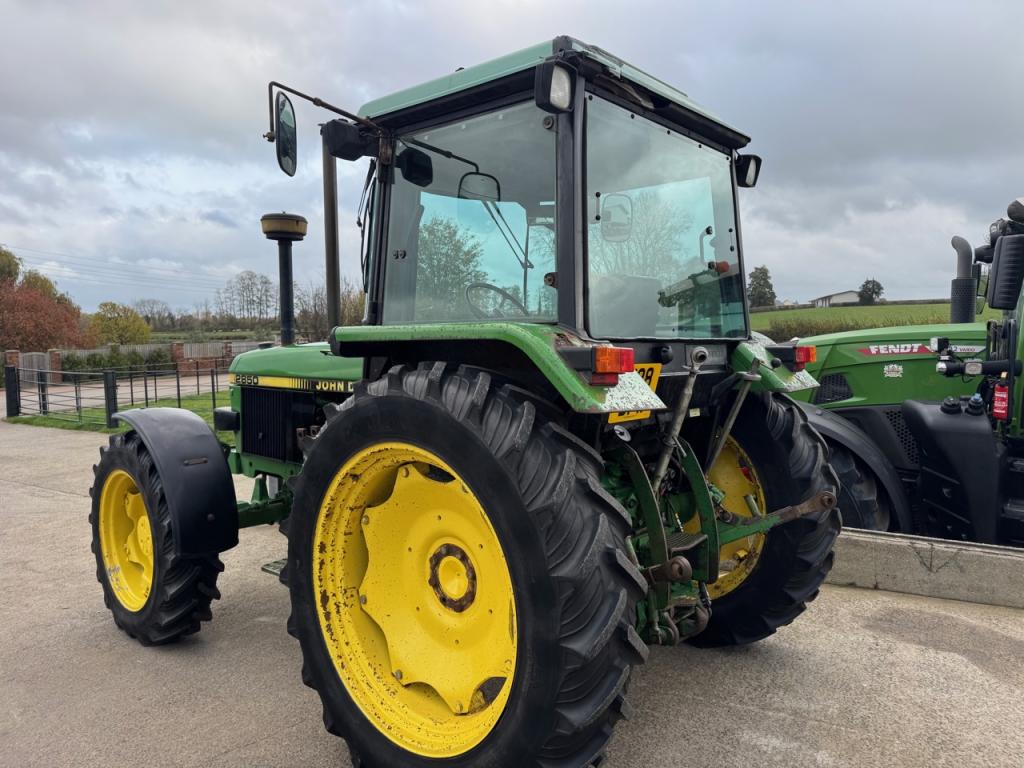 John Deere 2850