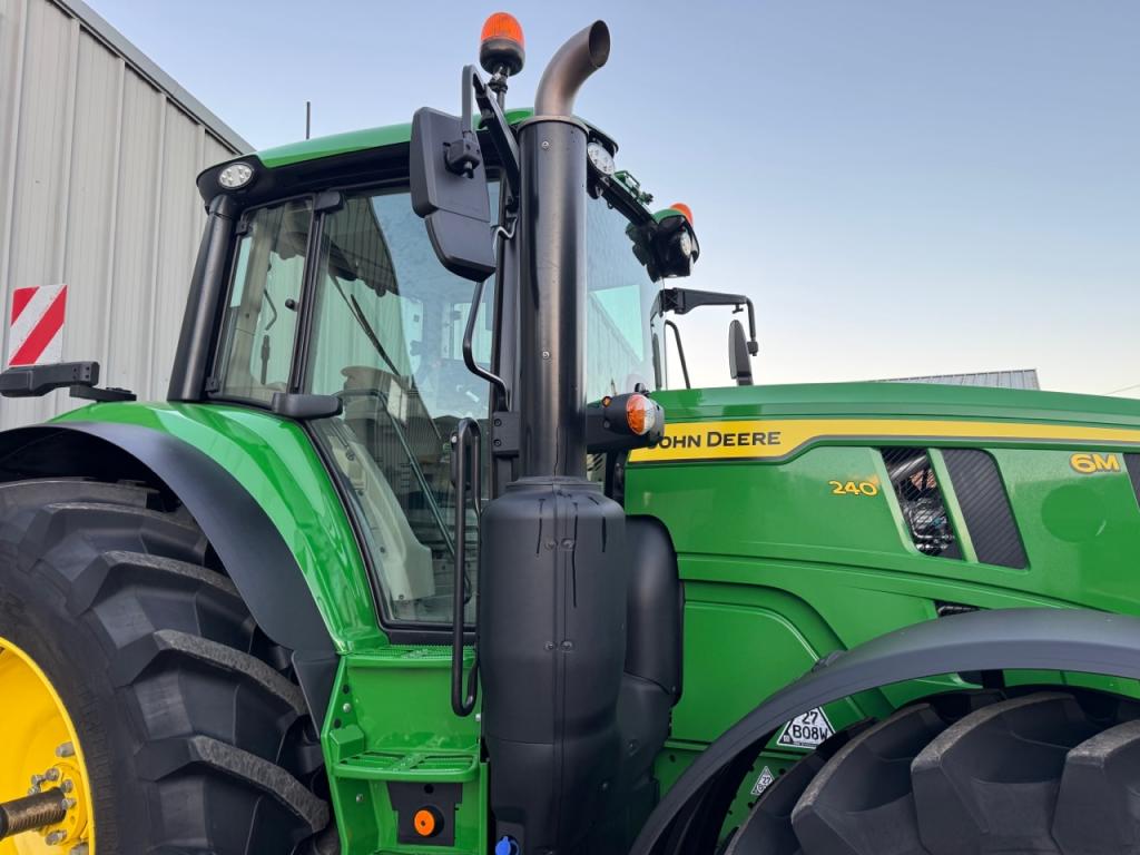 John Deere 6M 240