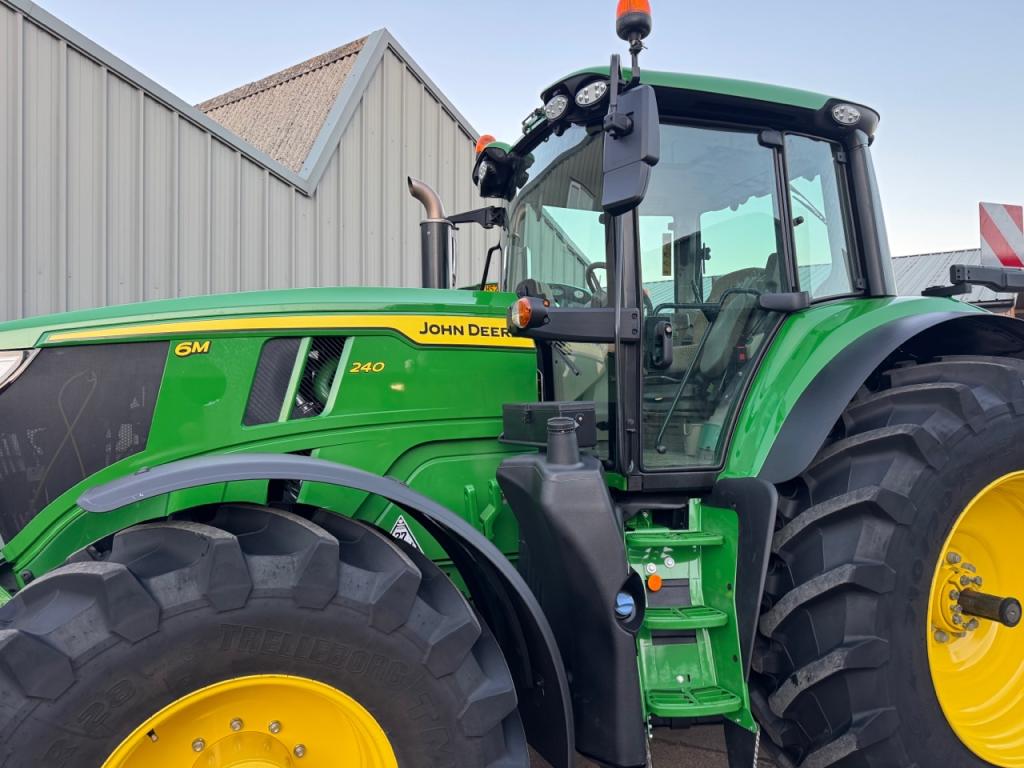 John Deere 6M 240