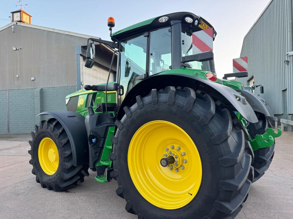 John Deere 6M 240