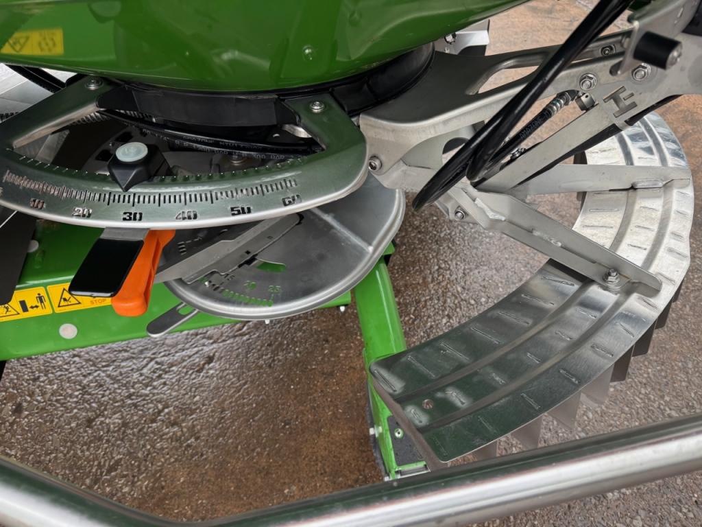 Amazone ZA-V 2600 super fertiliser spinner