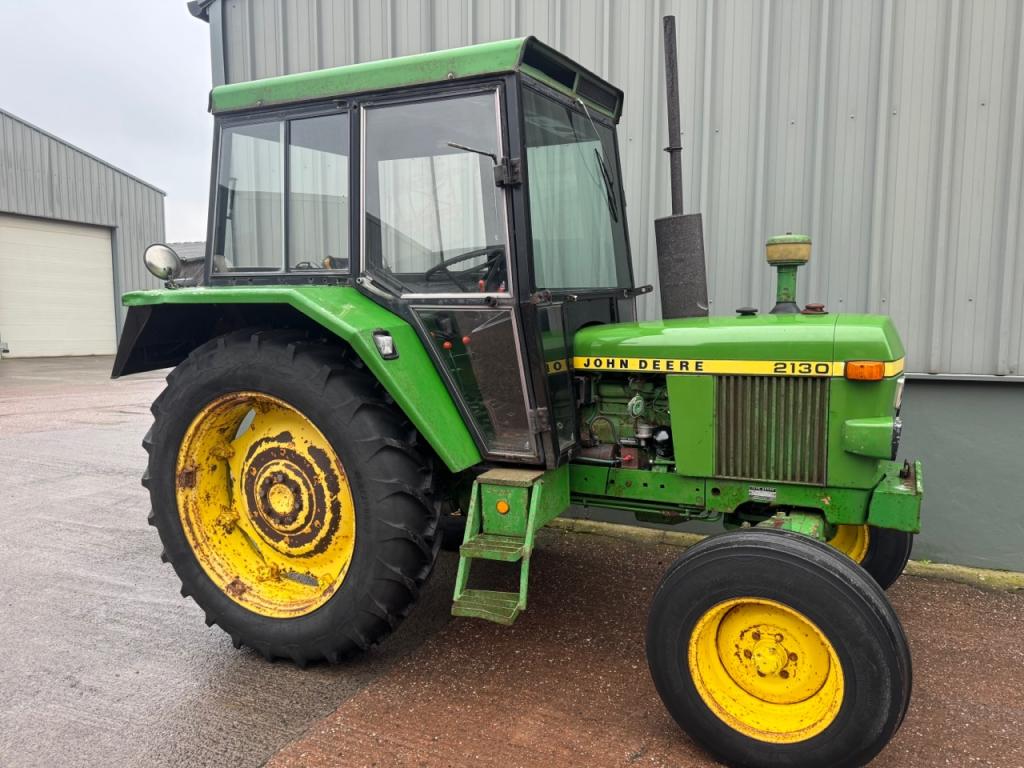 John Deere 2130
