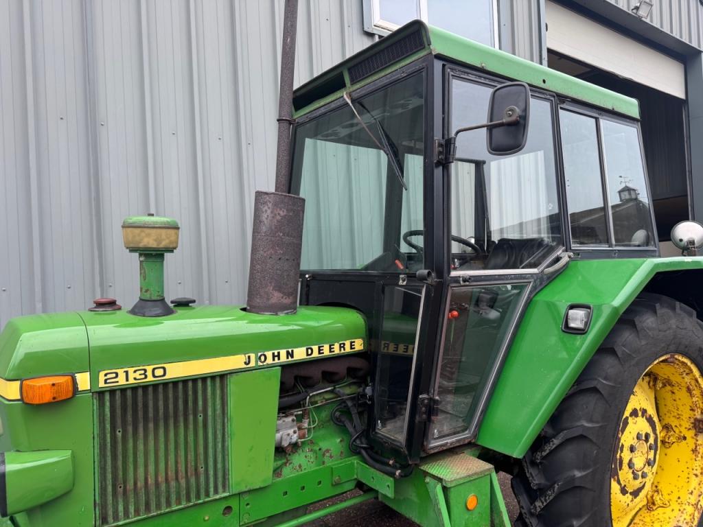 John Deere 2130