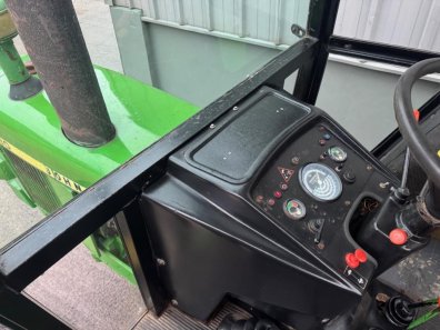 John Deere 2130