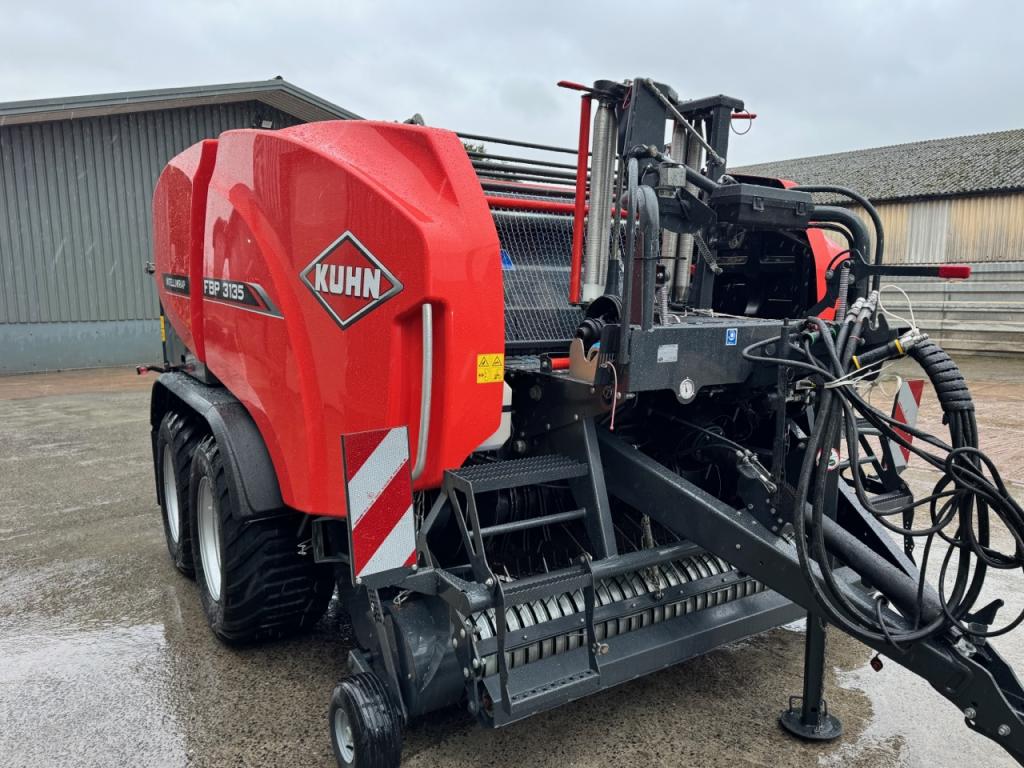 Kuhn FBP 3135 wrapper baler