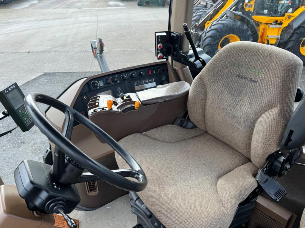 John Deere 8520