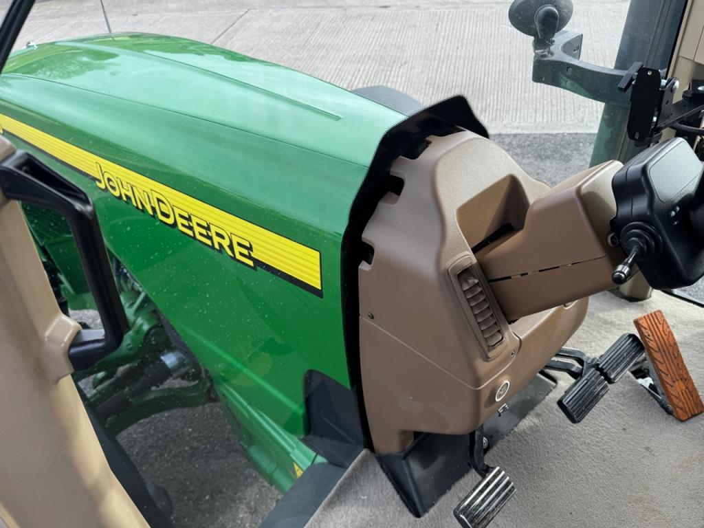 John Deere 8520