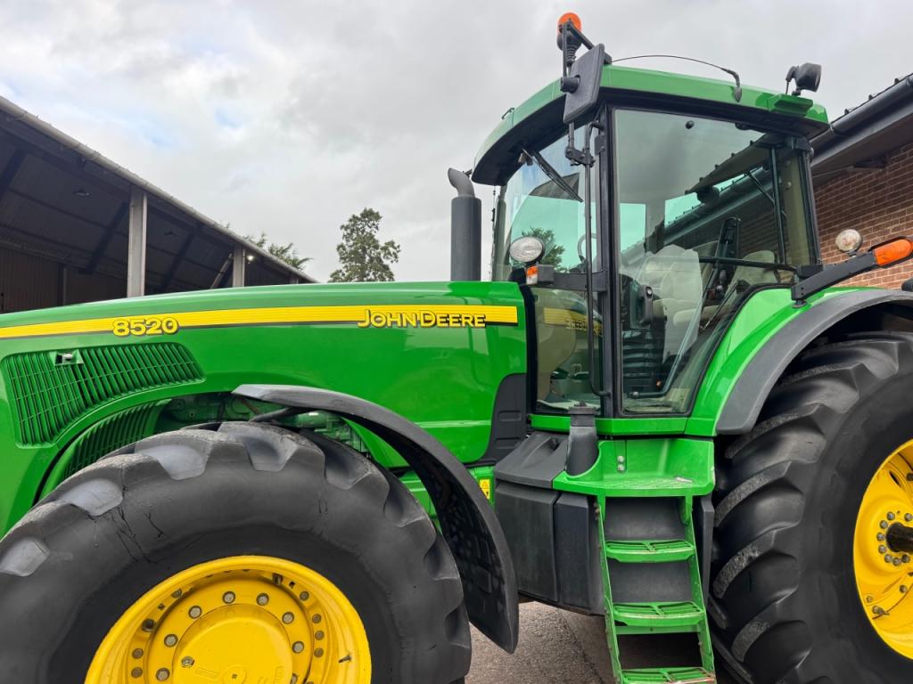 John Deere 8520