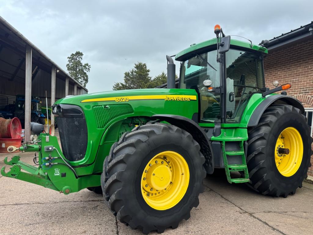 John Deere 8520
